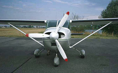Cessna 182 with 3-blade MTV-9